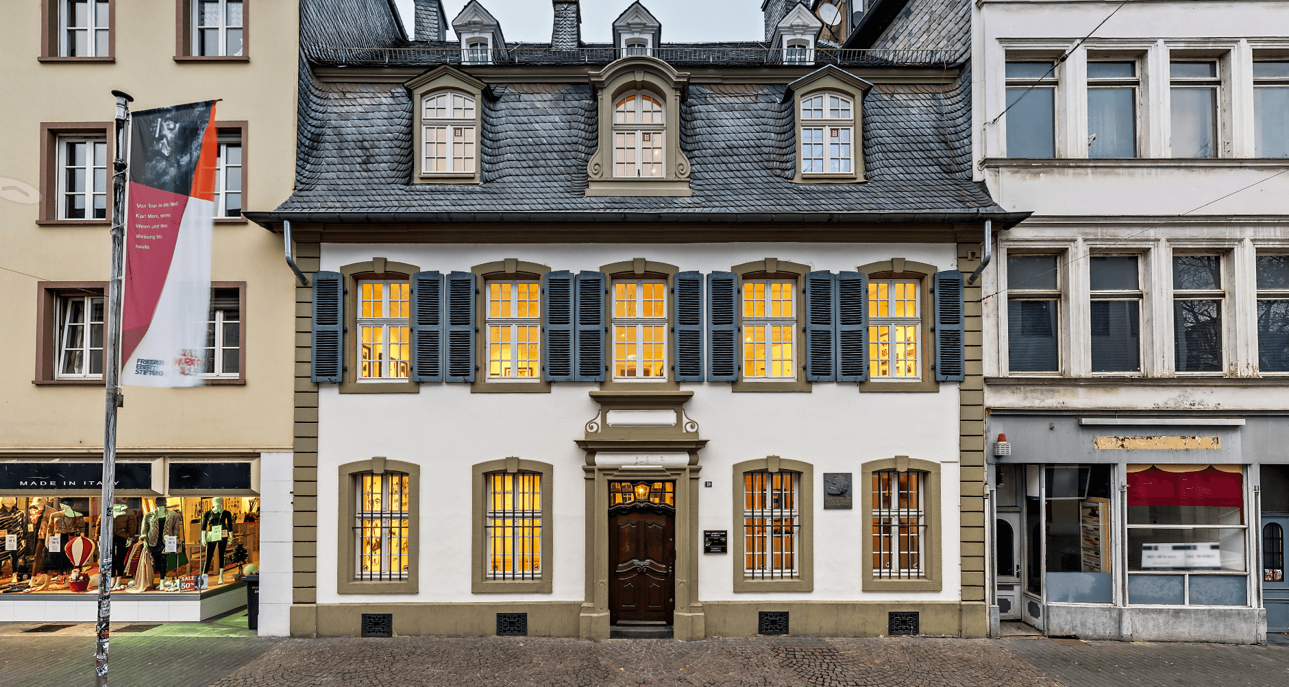 Historische Fassade des Karl Marx Hauses in Trier, dem Geburtshaus von Karl Marx und heutigen Museum in der Brückenstraße.